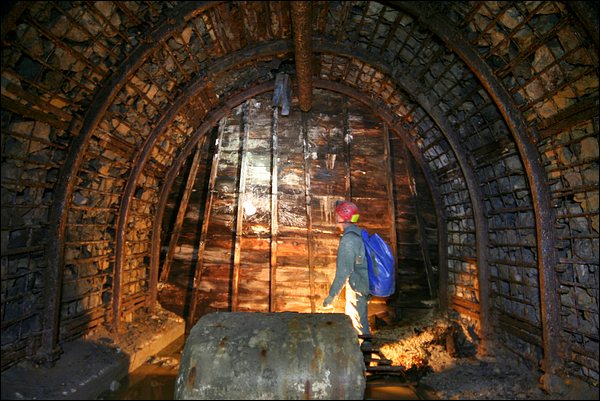 Fermeture bétonnée de l'ancienne entrée