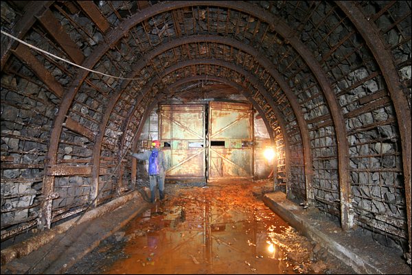 Porte massive dans la mine