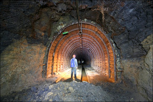 Gros roulage qui traverse la mine