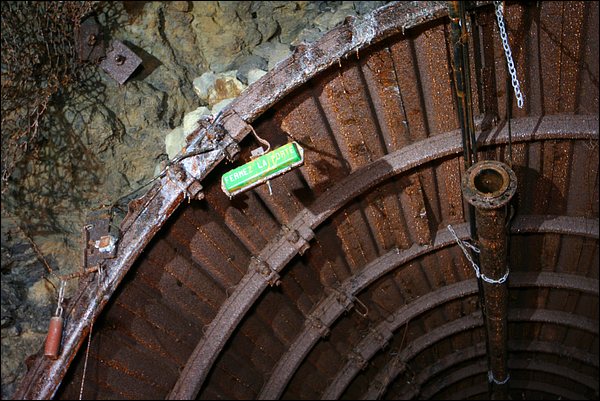 Panneau de signalisation dans la mine