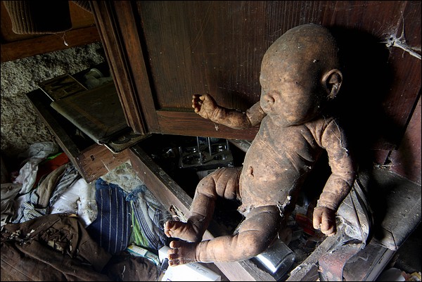 A l'entrée de la maison, un bébé mort