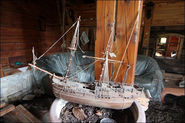 Urbex une grande maquette de bateau