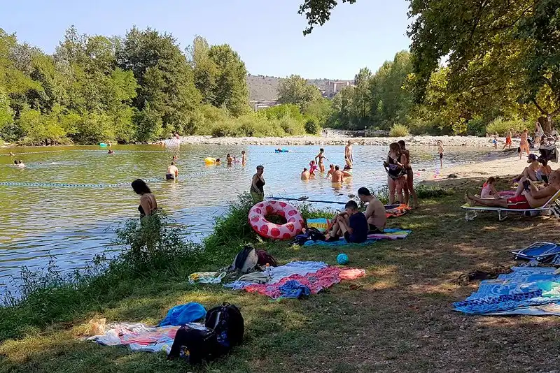 Petit Rocherà Joyeuse, une plage ombragée qui est idéale pour les enfants