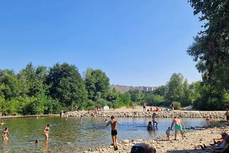 Petit Rocher à Joyeuse, de nombreux jeux d'enfants. Le monde n'est pas oppressant, les enfants jouent ensemble.