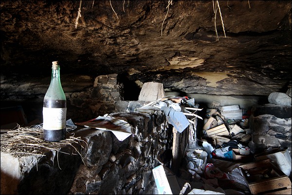 Au fond de la grange, dans une grotte