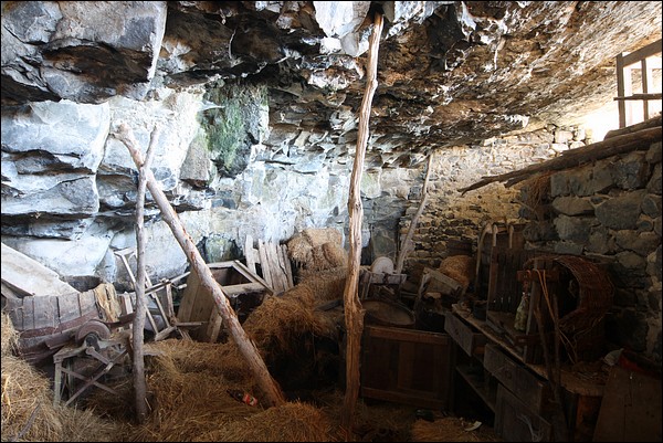 L'étable, sous rocher