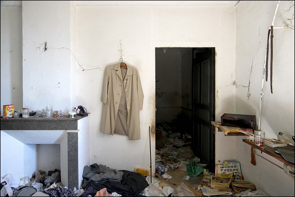 La veste est encore accrochée