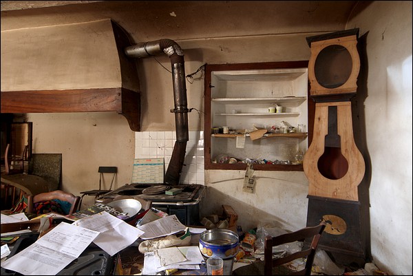 Vue de la cuisine et son poële