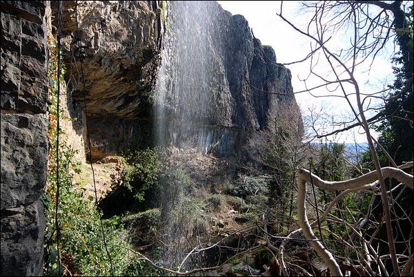 Le troglo est sous la chûte d'eau